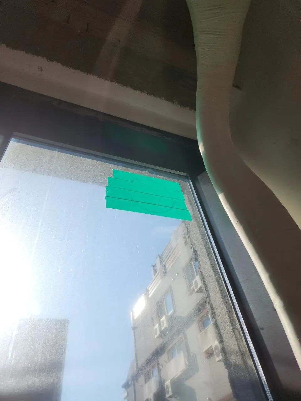 욕실 환풍기 배관 유리창 타공 시공 전